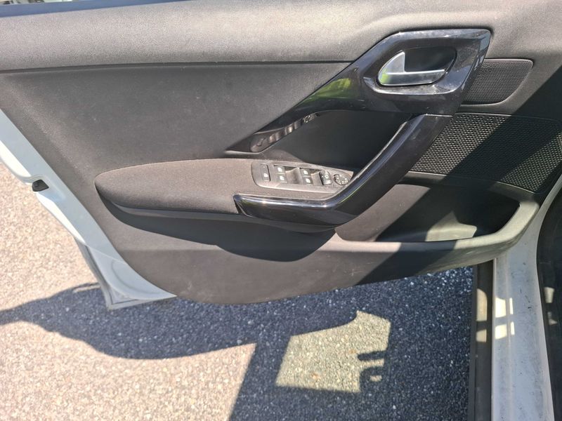 Peugeot 2008 1.2 PureTech Signature 2019 – снимка 26