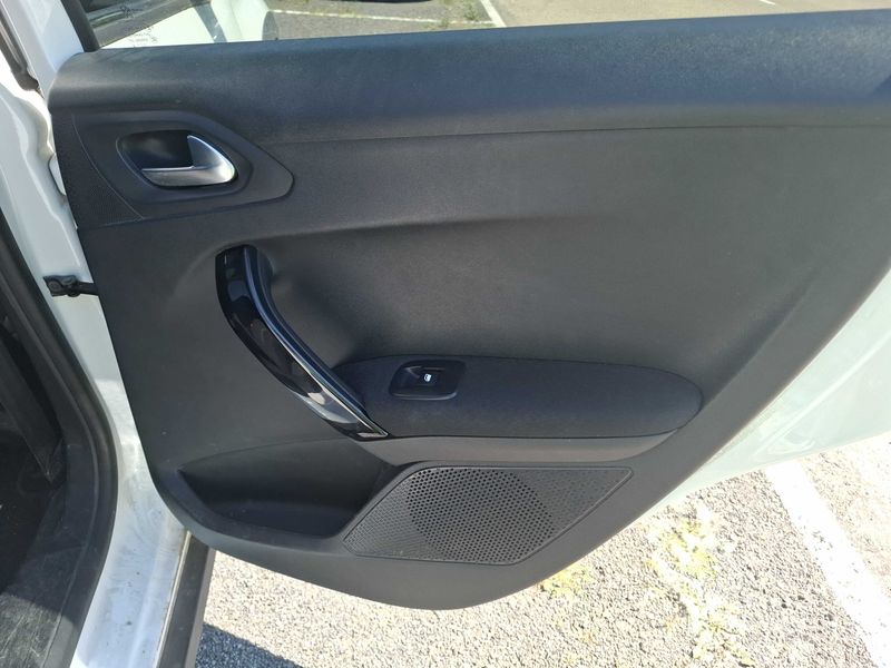 Peugeot 2008 1.2 PureTech Signature 2019 – снимка 41