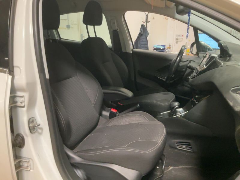 Peugeot 208 1.2 e-THP Allure Business 2018 – снимка 16