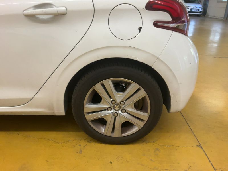 Peugeot 208 1.2 e-THP Allure Business 2018 – снимка 5