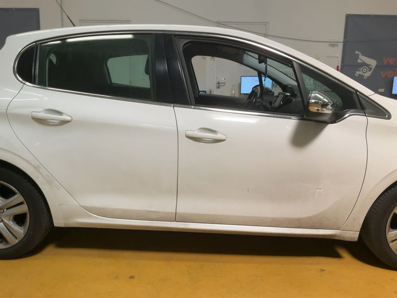 Peugeot 208 1.2 e-THP Allure Business 2018 – снимка 10