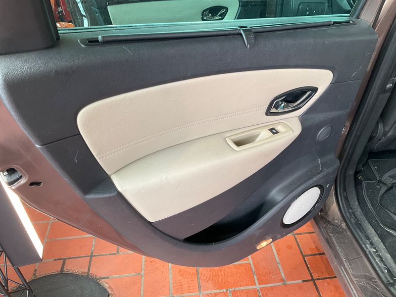 Renault Grand Scenic 2.0 dCi BOSE Edition 2014 – снимка 35