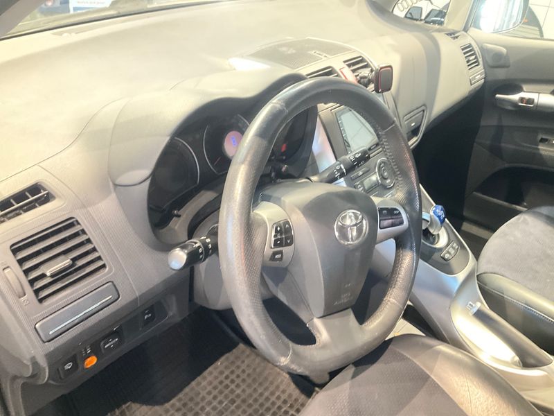 Toyota Auris 1.8 Hybrid Executive 2011 – снимка 30