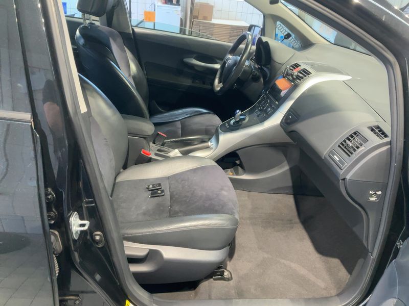 Toyota Auris 1.8 Hybrid Executive 2011 – снимка 16