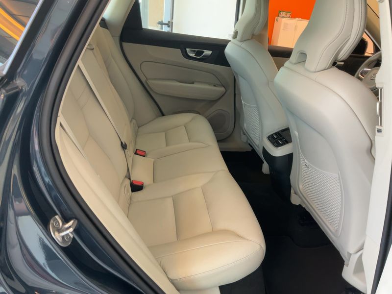 Volvo XC60 2.0 B4 Mild-Hybrid Ultimate Dark AWD 2024 – снимка 19