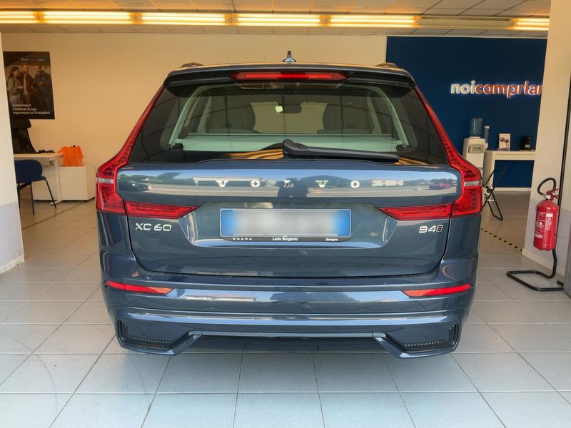 Volvo XC60 2.0 B4 Mild-Hybrid Ultimate Dark AWD 2024 – снимка 7