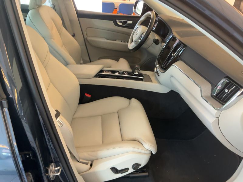 Volvo XC60 2.0 B4 Mild-Hybrid Ultimate Dark AWD 2024 – снимка 16