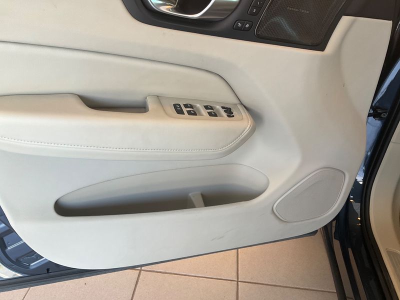 Volvo XC60 2.0 B4 Mild-Hybrid Ultimate Dark AWD 2024 – снимка 21