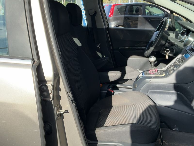 Peugeot 5008 1.6 HDi Premium 2011 – снимка 16