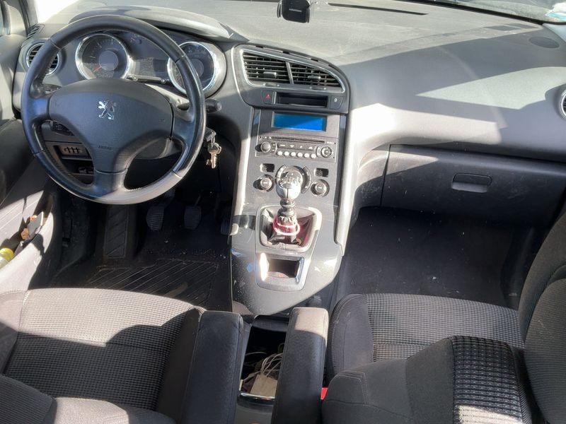 Peugeot 5008 1.6 HDi Premium 2011 – снимка 17