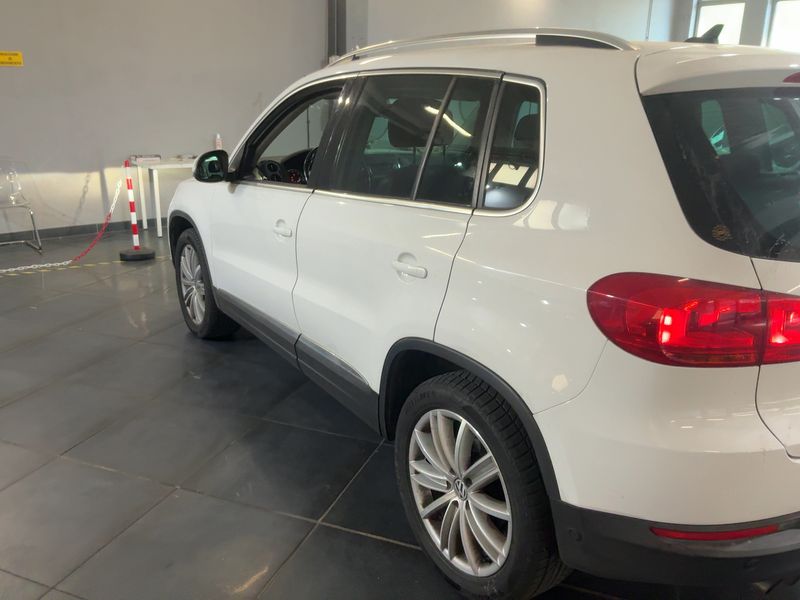 Volkswagen Tiguan 2.0 TDI Sport & Style 4Motion 2012 – снимка на щета