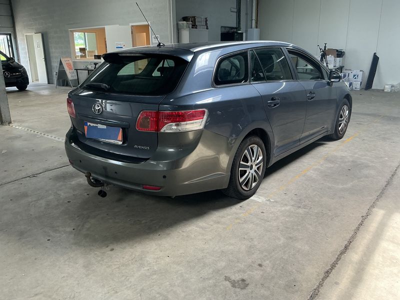 Toyota Avensis 2.0 D-4D Active 2011 – снимка 2