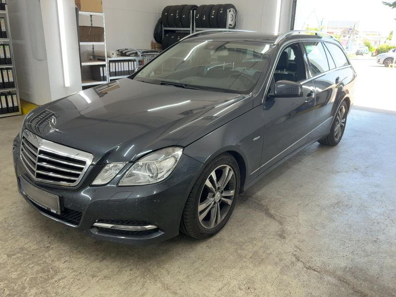 Mercedes-Benz E-Klasse E 220 CDI T BlueEfficiency Avantgarde 2011 – снимка 1