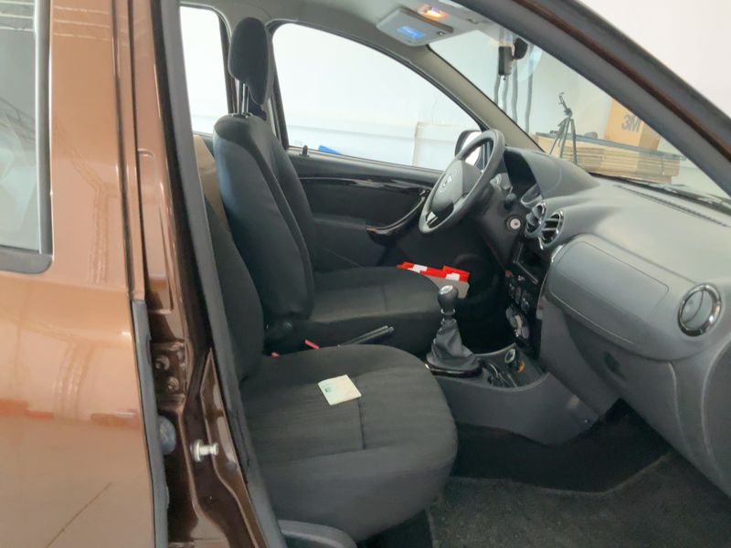 Dacia Duster 1.6 Laureate 4x4 2011 – снимка 17