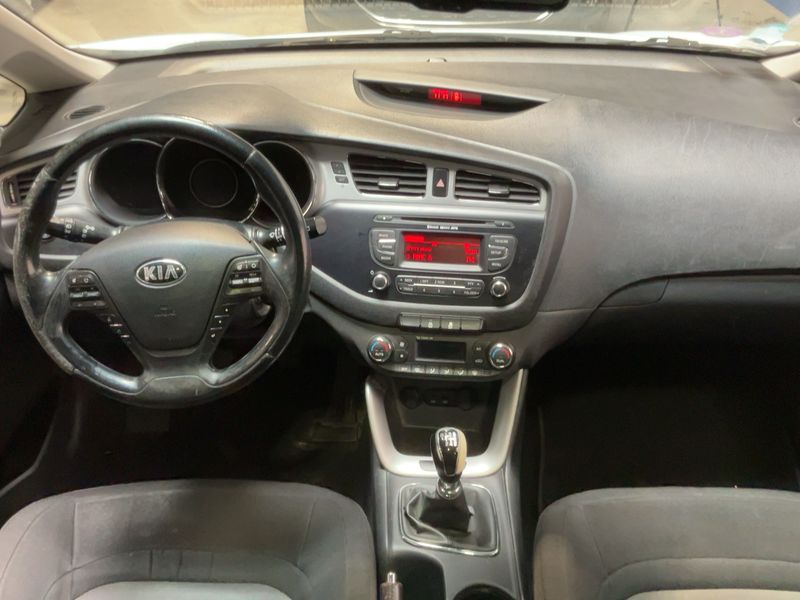 Kia cee'd 1.6 GDI SW Active 2013 – снимка 17