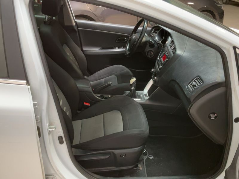 Kia cee'd 1.6 GDI SW Active 2013 – снимка 16