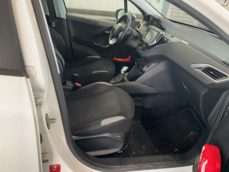 Peugeot 208 1.6 HDi Style 2015 – снимка 17