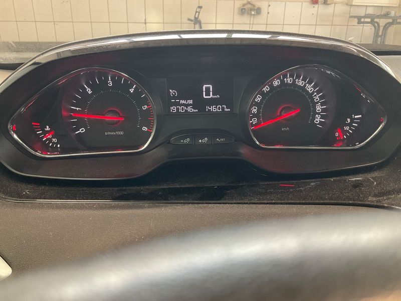 Peugeot 208 1.6 HDi Style 2015 – снимка 19