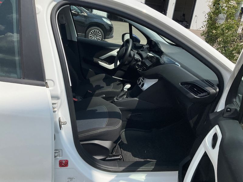 Peugeot 208 1.2 PureTech Like 2017 – снимка 17