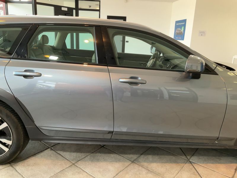 Volvo V90 Cross Country 2.0 T5 Business Plus AWD 2019 – снимка 10