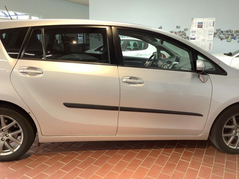 Toyota Verso 1.6 D-4D Executive 2014 – снимка 10