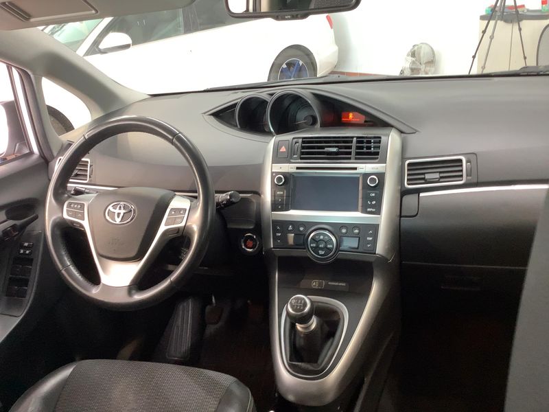 Toyota Verso 1.6 D-4D Executive 2014 – снимка 18