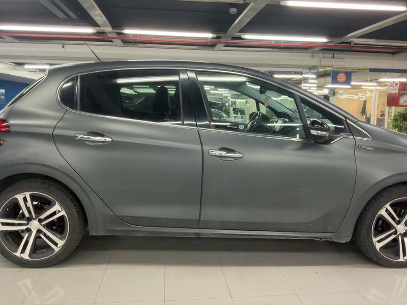 Peugeot 208 1.6 Blue-HDi GT Line 2017 – снимка 10