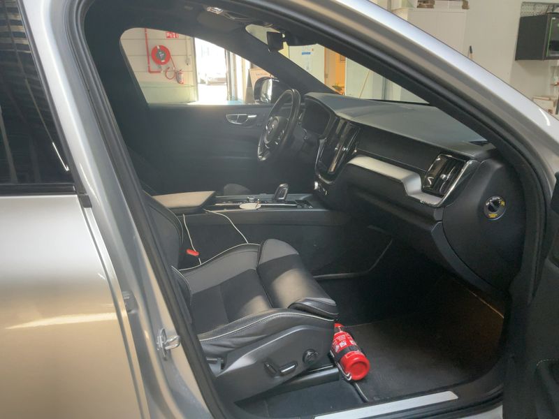 Volvo XC60 2.0 T6 Plug-in Hybrid R Design AWD 2020 – снимка 16