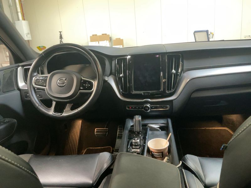 Volvo XC60 2.0 T6 Plug-in Hybrid R Design AWD 2020 – снимка 17