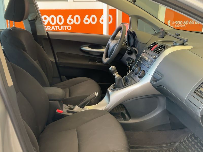 Toyota Auris 1.4 Turbodiesel Live 2010 – снимка 16