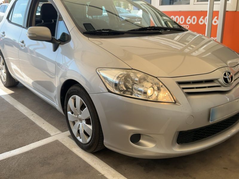 Toyota Auris 1.4 Turbodiesel Live 2010 – снимка 12