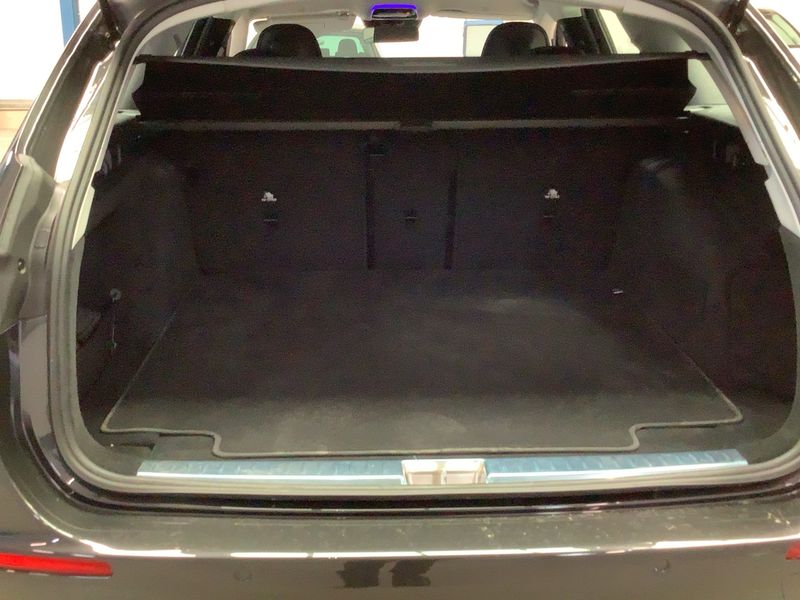 Mercedes-Benz E-Klasse E 220 d Mild-Hybrid T Avantgarde Advanced 2025 – снимка 15