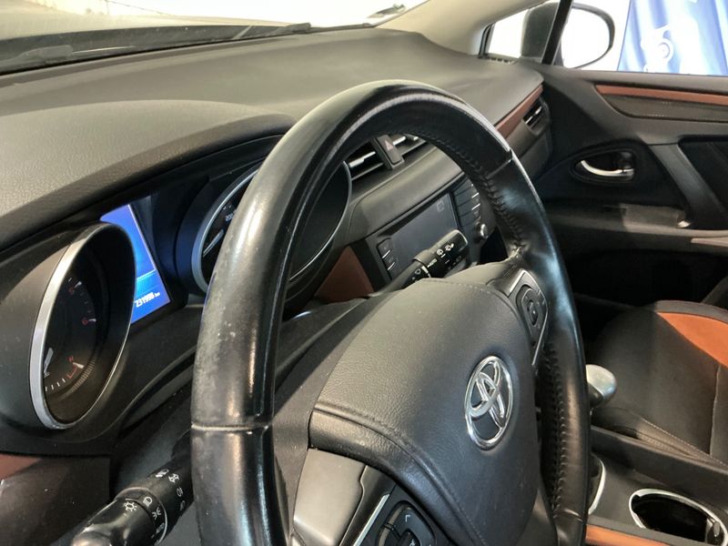 Toyota Avensis 2.0 D-4D Executive 2015 – снимка 22
