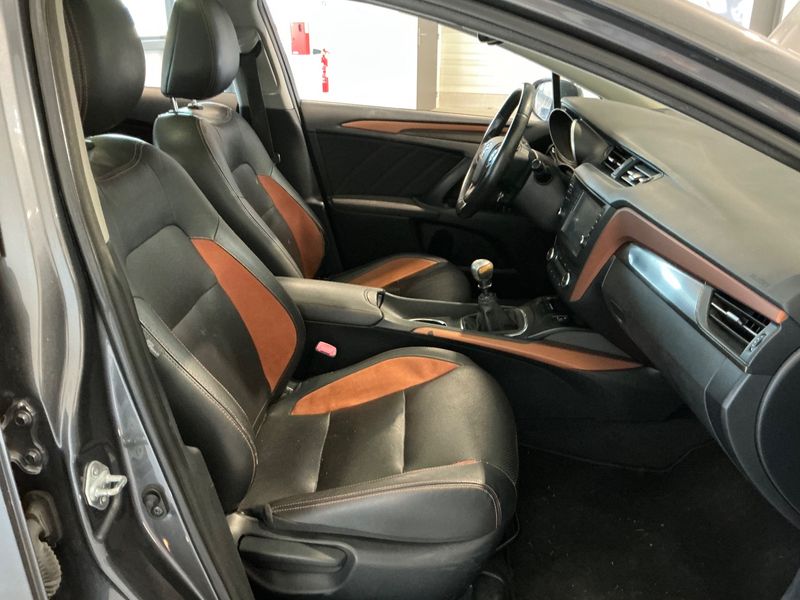 Toyota Avensis 2.0 D-4D Executive 2015 – снимка 16