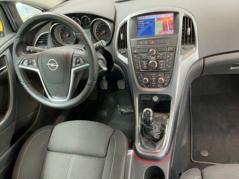 Opel Astra GTC 1.6 Turbo Edition 2011 – снимка 18