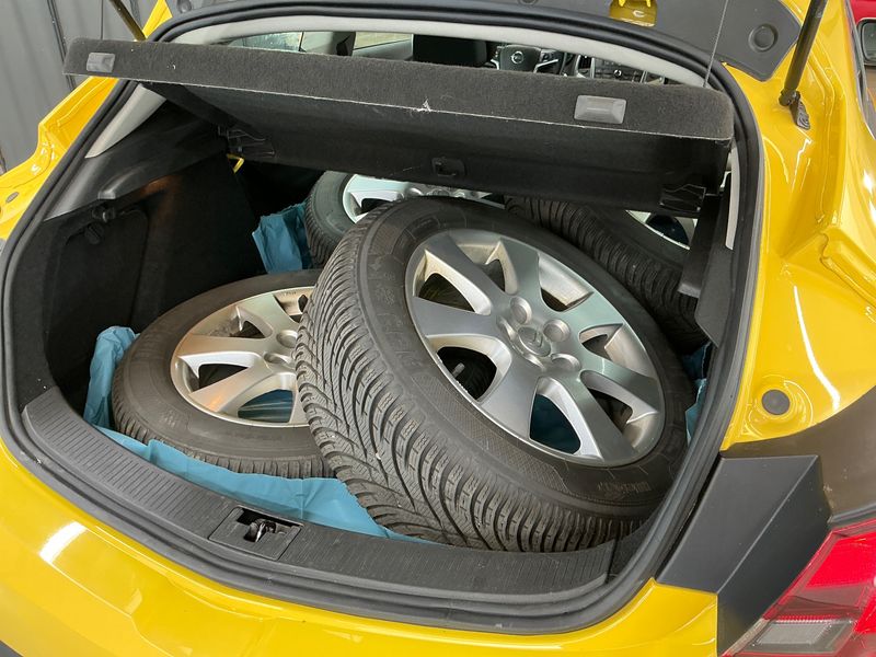 Opel Astra GTC 1.6 Turbo Edition 2011 – снимка 15