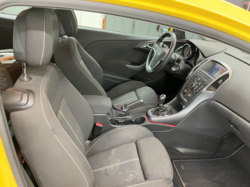 Opel Astra GTC 1.6 Turbo Edition 2011 – снимка 17