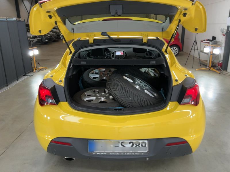Opel Astra GTC 1.6 Turbo Edition 2011 – снимка 16