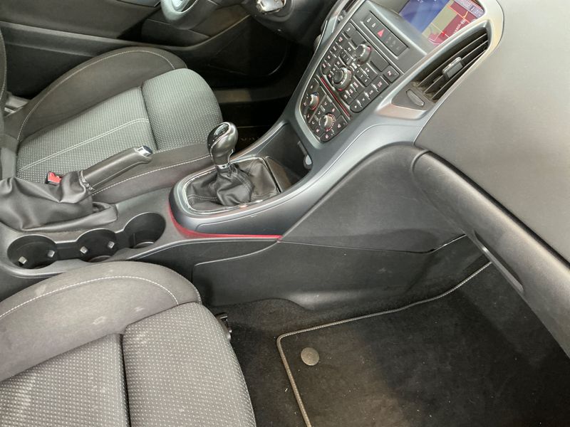 Opel Astra GTC 1.6 Turbo Edition 2011 – снимка 33