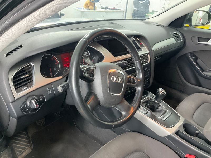 Audi A4 2.0 TDI Attraction 2010 – снимка 31