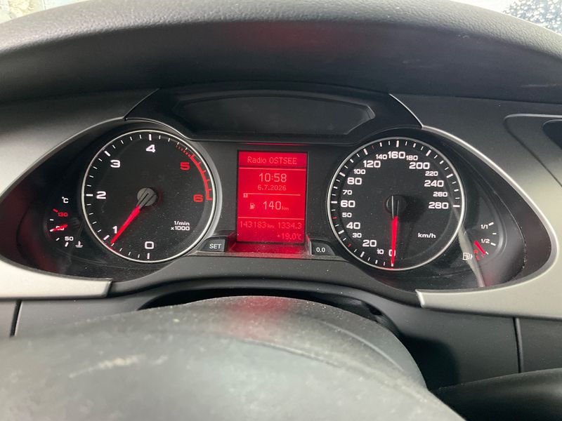 Audi A4 2.0 TDI Attraction 2010 – снимка 13