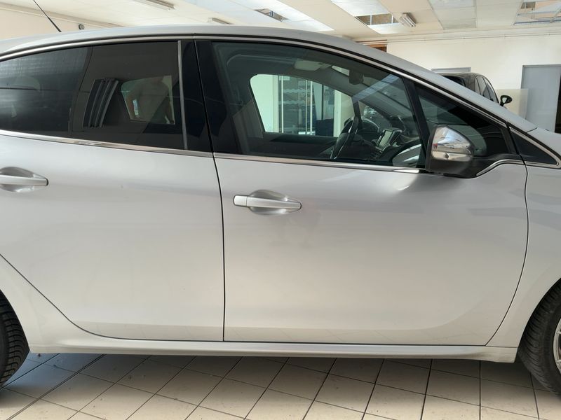 Peugeot 208 1.6 Blue-HDi Féline 2016 – снимка 10