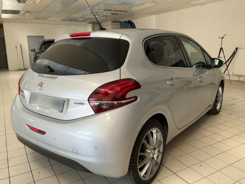 Peugeot 208 1.6 Blue-HDi Féline 2016 – снимка 8