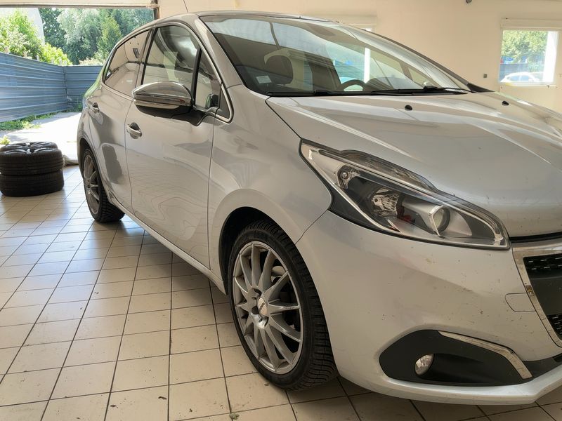 Peugeot 208 1.6 Blue-HDi Féline 2016 – снимка 12