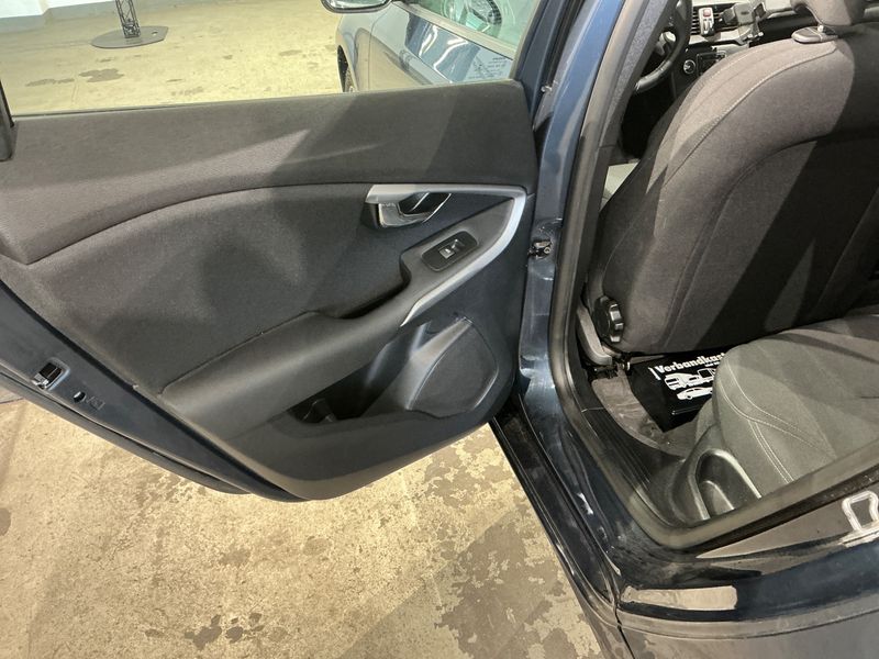 Volvo V40 1.5 Kinetic 2017 – снимка 24
