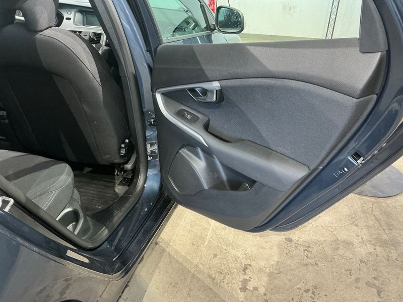 Volvo V40 1.5 Kinetic 2017 – снимка 25