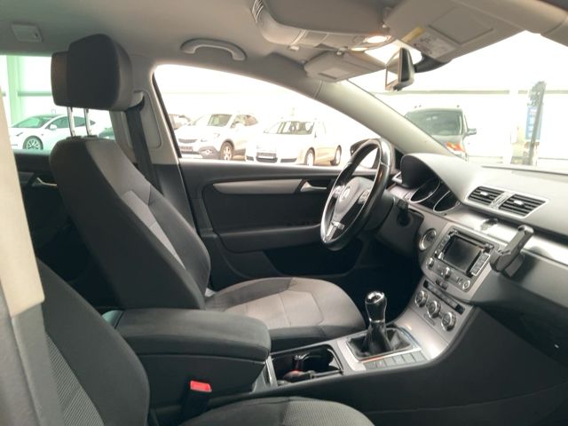 Volkswagen Passat 1.6 TDI Business Edition BlueMotion Tech 2015 – снимка 17