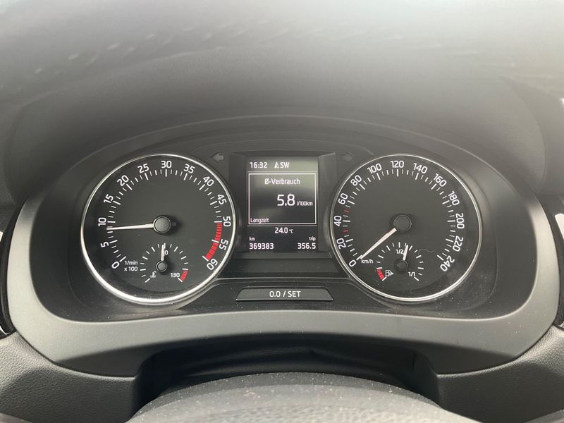 Skoda Rapid Spaceback 1.6 TDI EmotionPlus 2015 – снимка 4