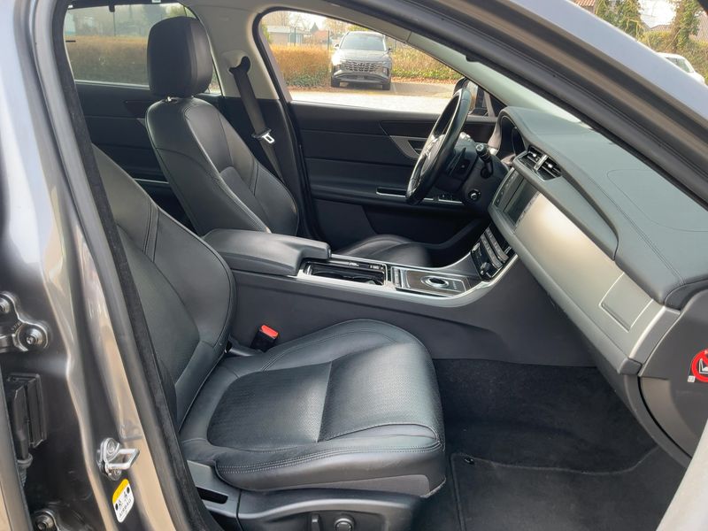 Jaguar XF 20d Prestige 2016 – снимка 16