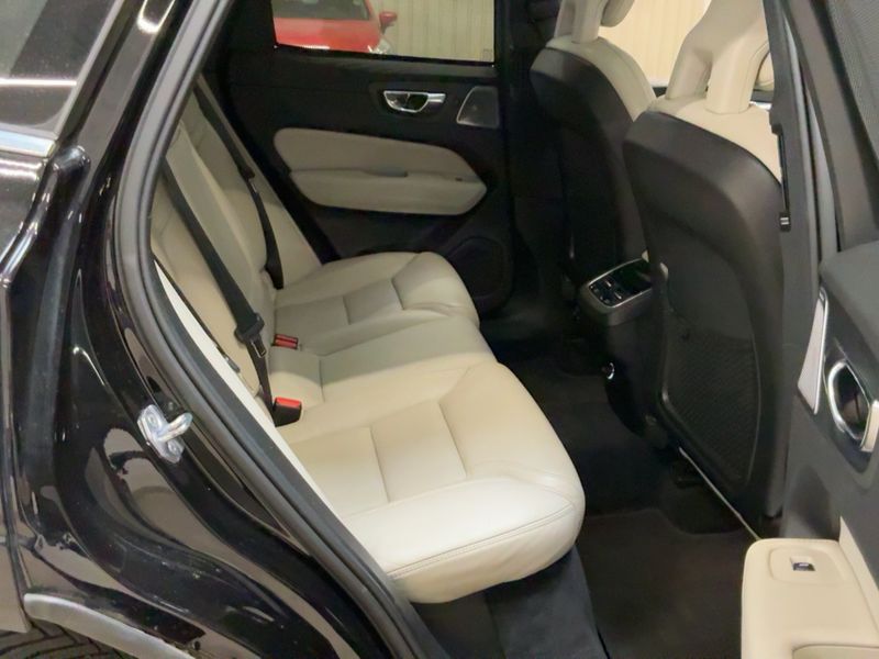 Volvo XC60 2.0 D5 Inscription Luxe AWD 2017 – снимка 19